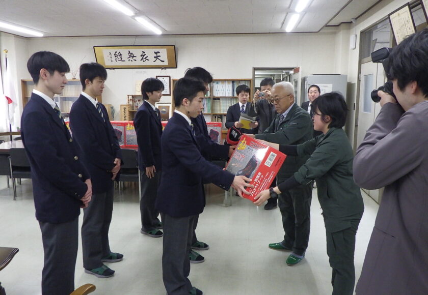 R8高山高校贈呈式2