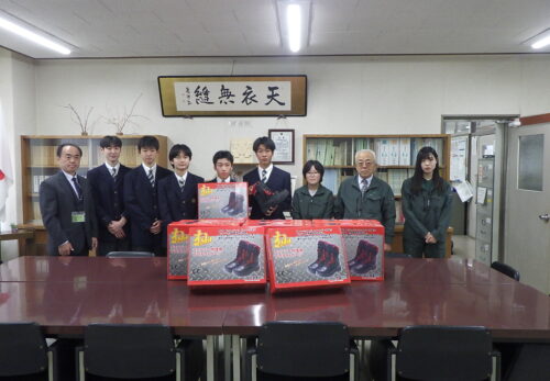未来を担う「飛騨高山高等学校」生徒へチェンソーブーツ贈呈