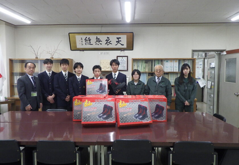 R8高山高校贈呈式